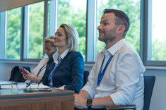 Prelegenci, na pierwszym planie dr Mariusz Rudnik, MBA,