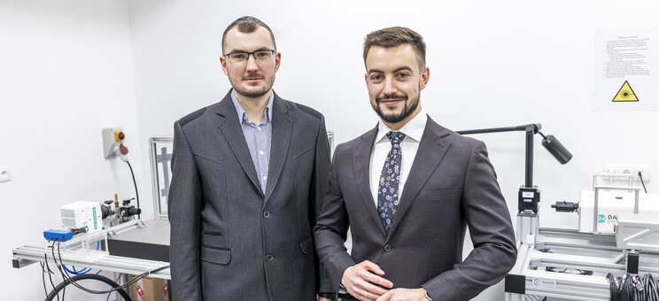 Od lewej: prof. PRz P. Gil, mgr inż. M. Markowicz,