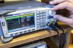 Stanowisko do wzorcowania częstościomierzy i czasomierzy cyfrowych,