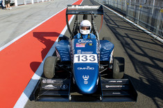 Bolid PMT-03 na torze wyścigowym,