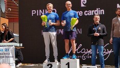 Dekoracja zwycięzców w kategori wiekowej biegu Kolorowej Skarpetki