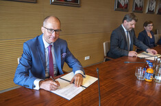 Od lewej: A. Bondyra, prof. P. Koszelnik, prof. PRz I. Włoch,