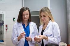 Od lewej: dr inż. S. Ziembowicz, prof. PRz M. Kida,