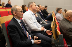 Na pierwszym planie prof. PRz P. Jankowski-Mihułowicz,