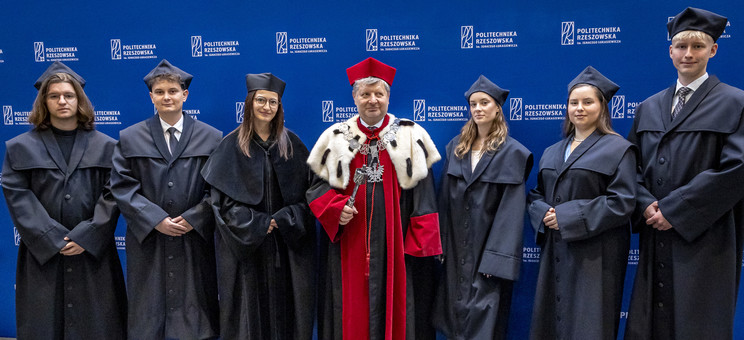 Rektor Politechniki Rzeszowskiej prof. P. Koszelnik w otoczeniu studentów i doktorantów,