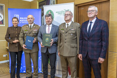 Od lewej: prof. PRz B. Zatwarnicka-Madura, gen. bryg. T. Zybiński, prof. P. Koszelnik, A. Pawłoś, Prof. PRz T. Olejarz,