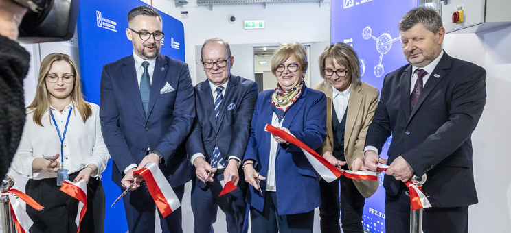 Uroczyste otwarcie Magazynu Odczynników i Odpadów Chemicznych PRz. Od lewej: dr inż. M. Szpiłyk, M. Kulasek, W. Buż, T. Kubas-Hul, prof. PRz B. Mossety-Leszczak, prof. P. Koszelnik,